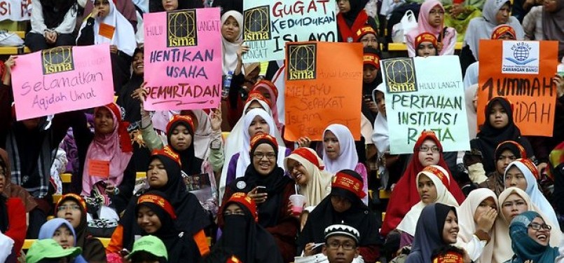 Muslim Malaysia berunjuk rasa menentang pemurtadan yang marak di negera itu.