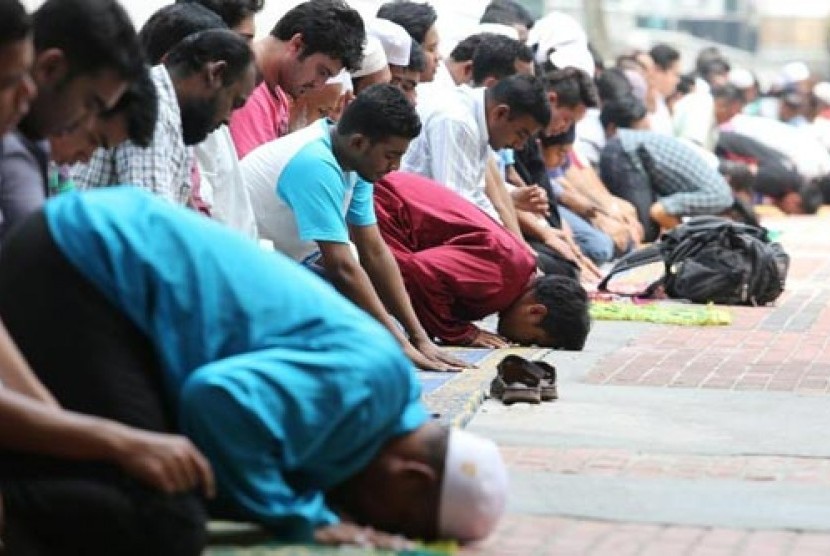 Muslim Malaysia tengah melaksanakan Shalat Jumat. (Onislam.net)