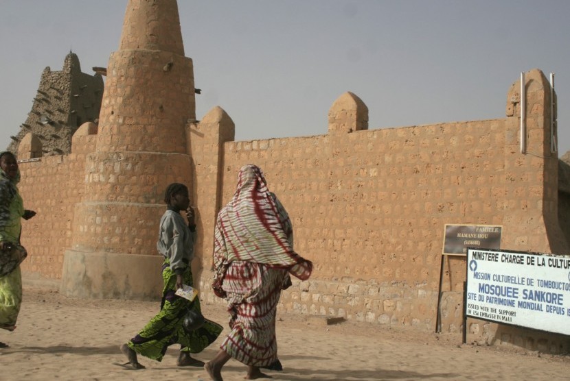 Muslim Mali berjalan menuju Masjid Sankore, salah satu situs yang jadikan warisan dunia oleh UNESCO.