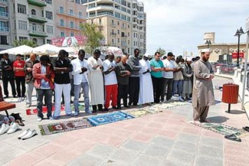   Muslim Malta menunaikan shalat di jalan akibat minimnya masjid 
