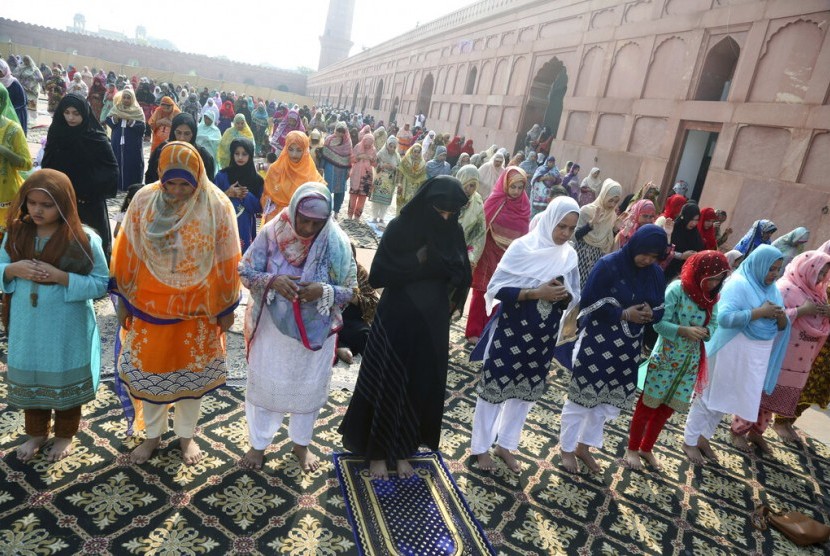 Muslim melaksanakan shalat Idul Adha di Lahore, Pakistan, Senin (12/8). 