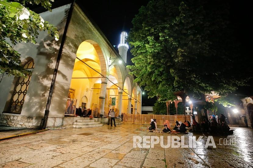 Muslim melakukan shalat dengan aturan jarak sosial pada malam yang diyakini sebagai Lailatul Qadar , salah satu malam paling suci bagi Muslim, di Masjid Gazi Husrev-beg di Sarajevo, Bosnia dan Herzegovina pada 20 Mei 2020.