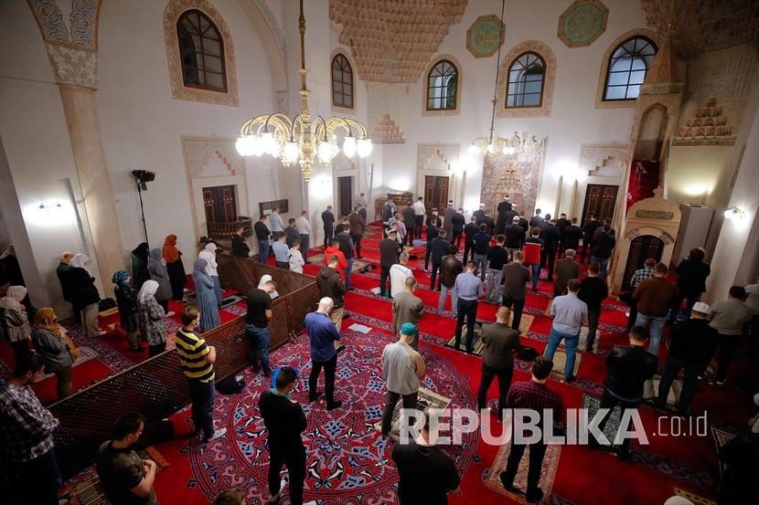 Muslim melakukan shalat dengan aturan jarak sosial pada malam yang diyakini sebagai Lailatul Qadar, salah satu malam paling suci bagi Muslim, di Masjid Gazi Husrev-beg di Sarajevo, Bosnia dan Herzegovina pada 20 Mei 2020.
