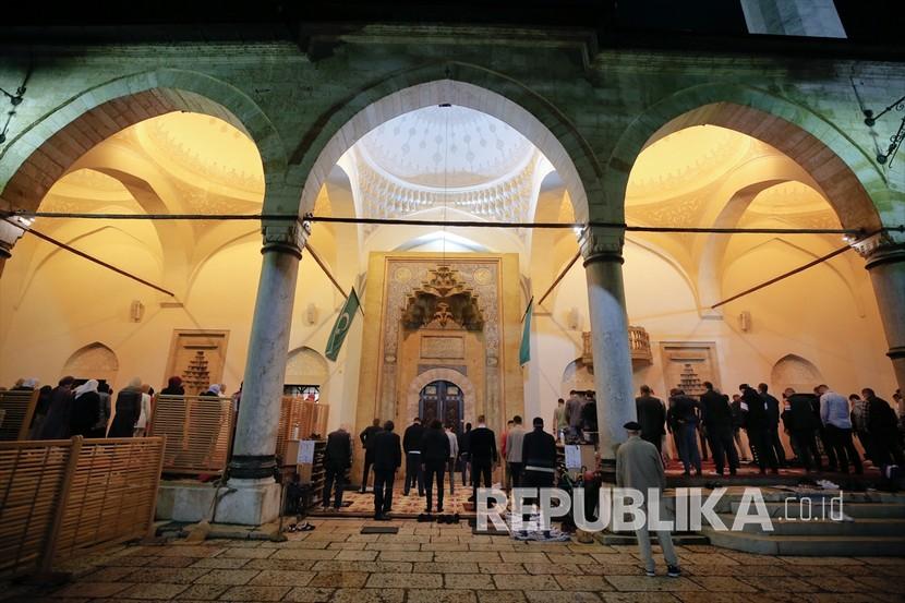 Negara Muslim Paling Bebas: Bosnia dan Herzegovia. Muslim melakukan sholat dengan aturan jarak sosial pada malam yang diyakini sebagai Lailatul Qadar, salah satu malam paling suci bagi Muslim, di Masjid Gazi Husrev-beg di Sarajevo, Bosnia dan Herzegovina pada 20 Mei 2020.