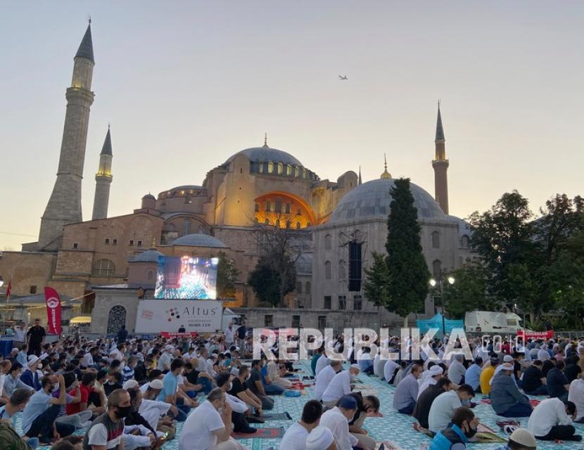  Muslim mengenakan masker dan menjaga jarak sosial shalat Idul Adha di Masjid Hagia Sophia di distrik bersejarah Sultanahmet Istanbul, Turki.