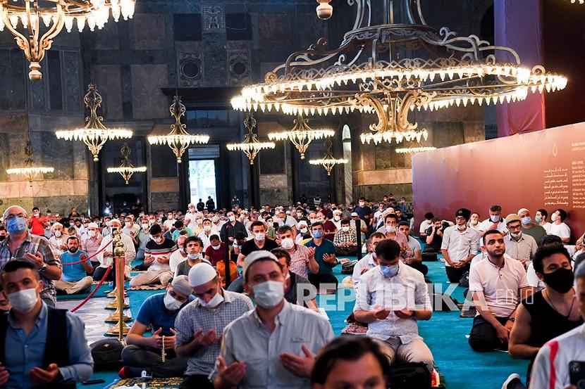  Muslim mengenakan masker dan menjaga jarak sosial shalat Idul Adha di Masjid Hagia Sophia di distrik bersejarah Sultanahmet Istanbul, Turki, Jumat (31/7/2020).
