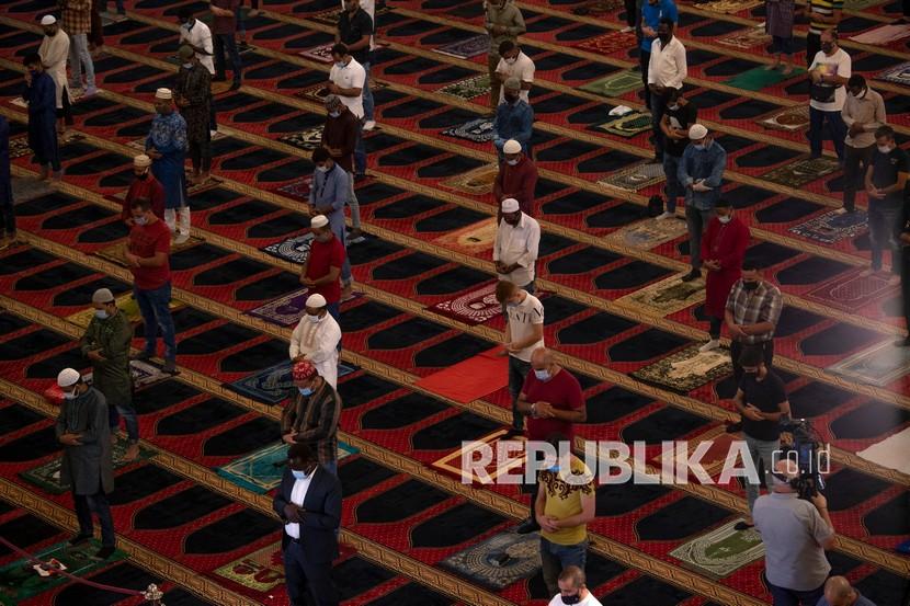 MUI Kabupaten Bekasi Imbau Warga Sholat Idul Adha di Rumah. Foto: sholat idul adha di masjid (ilustrasi)