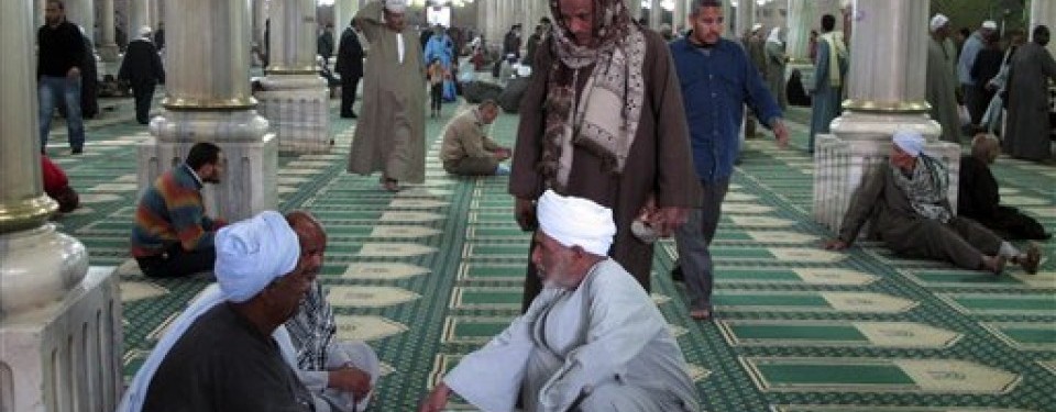 Muslim Mesir di Masjid Imam Hussein di kota Kairo.