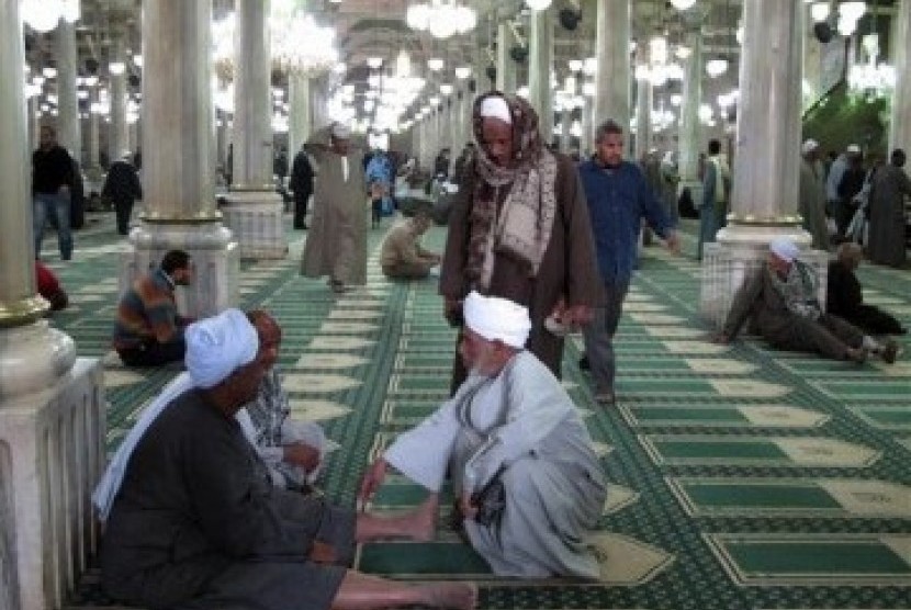 Mesir menutup Masjid Hussein karena jamaah langgar protokol Covid-19. Muslim Mesir di Masjid Imam Hussein di kota Kairo.
