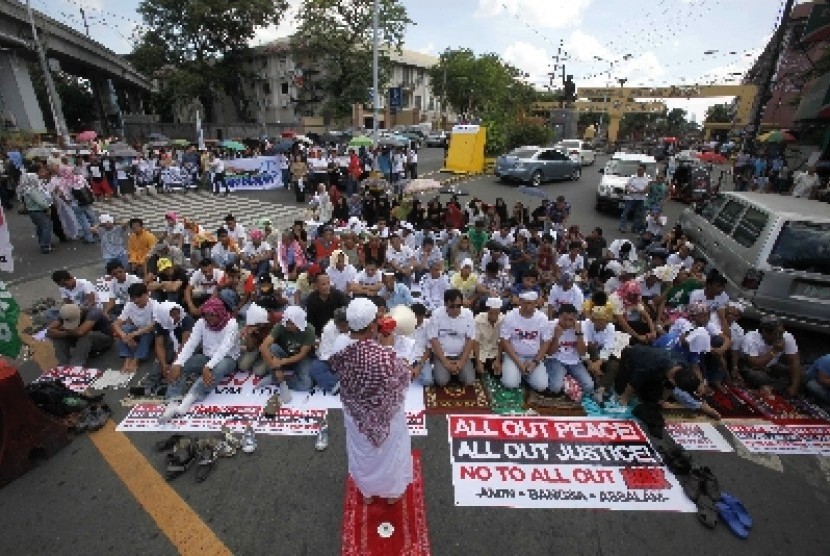 Muslim Mindanao menggelar shalat berjamaah dekat Istana Presiden Filipina di Manila, saat berunjuk rasa menuntut kemerdekaan Bangsa Moro. Jejak Trauma Perang Suku Bagi Kaum Muda Muslim Filipina