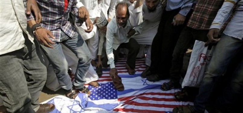 Muslim Mumbai, India, menginjak-injak bendera Amerika Serikat dan Israel dalam aksi protes di Mumbai, India, Kamis (1/12).