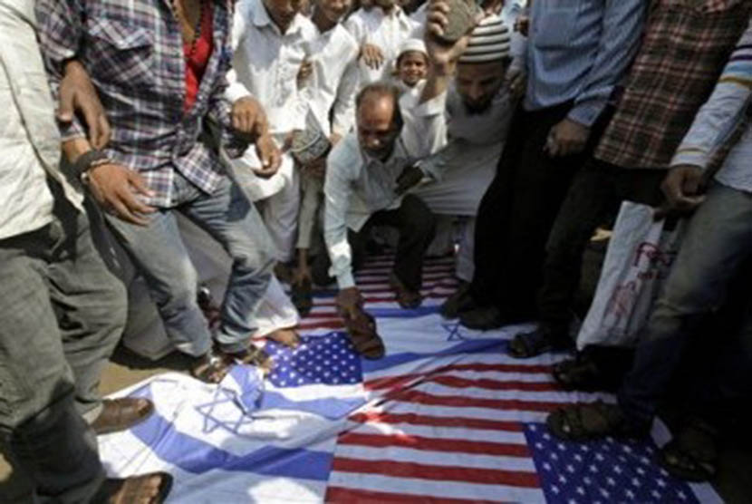 Pabrik di Iran memproduksi bendera Amerika Serikat dan Israel yang biasa digunakan dalam aksi protes. Ilustrasi,