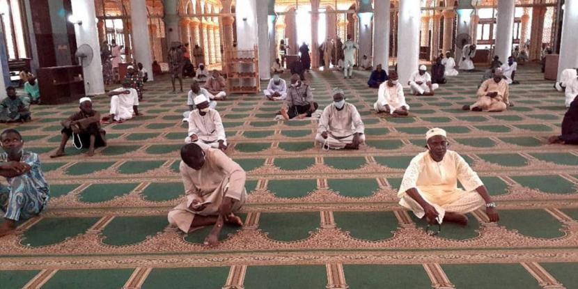 Ganjaran Besar Bagi Mukmin yang Sholat Jumat. Foto: Muslim Nigeria melaksanakan sholat Jumat di Masjid Pusat Lagos di Nigeria, Jumat 7/8).