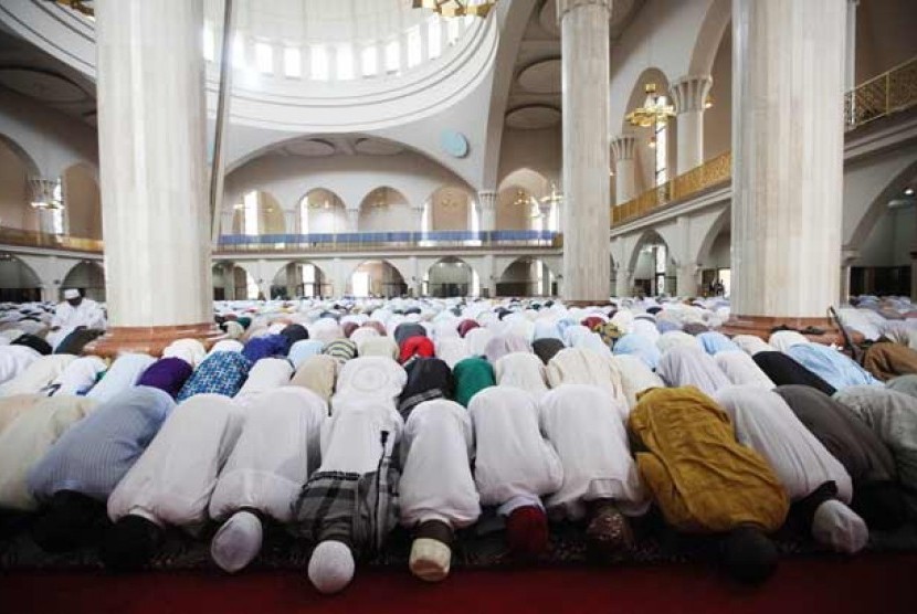 Muslim Nigeria menjalankan ibadah shalat.