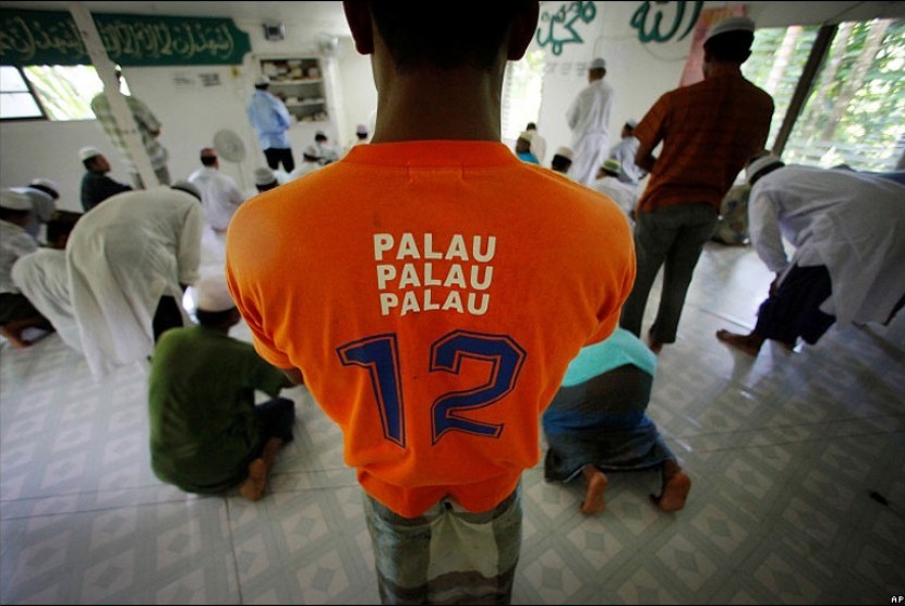 Muslim Palau saat melaksanakan shalat di sebuah masjid.