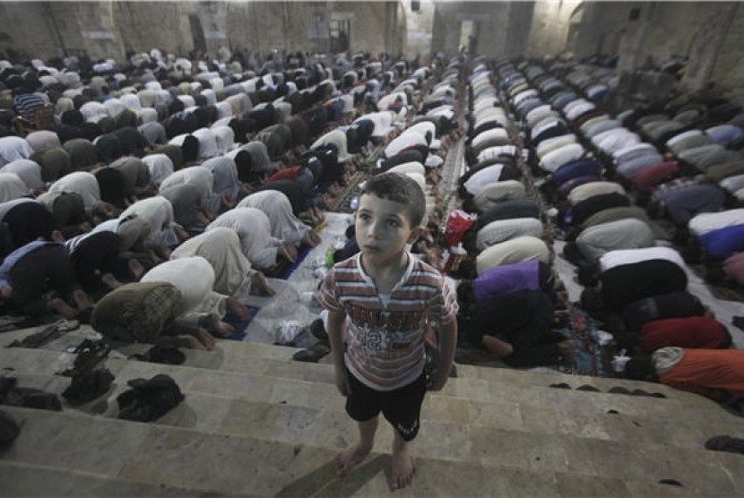 Muslim Palestina melakukan shalat Tarawih di Masjid Al Omari, Kota Gaza, Palestina. 