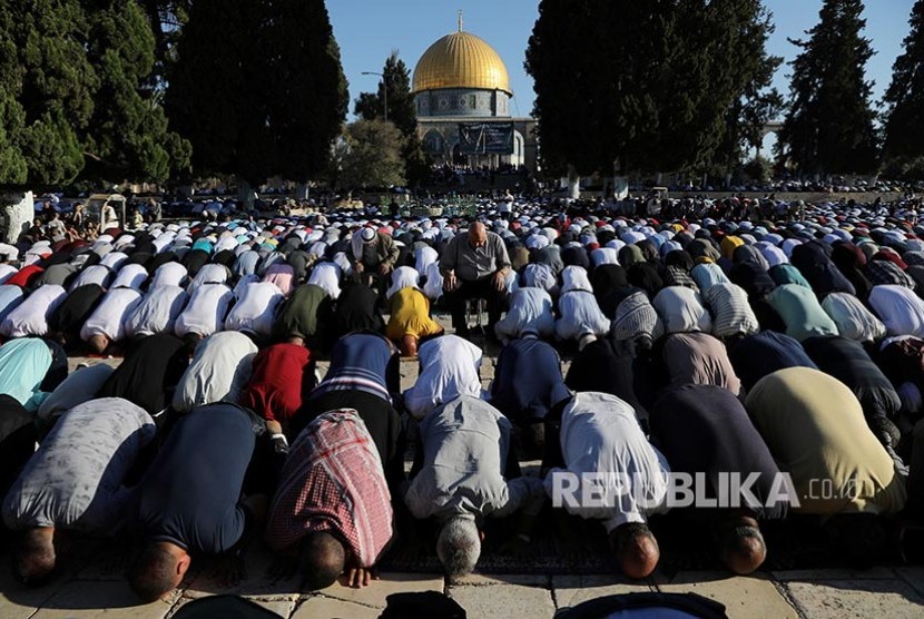 Muslim Palestina  menunaikan Shalat Idul Adha komplek Masjid Al Aqsa Jerusalem, Palestina.