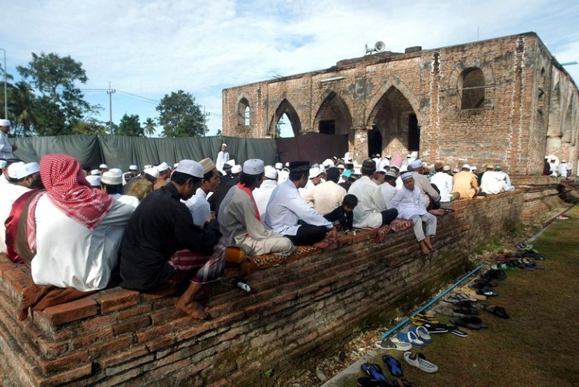 Muslim Pattani saat melaksanakan shalat Idul Fitri di sebuah masjid di Kota Pattani, Thailand Selatan.
