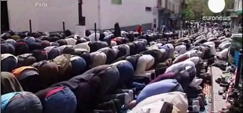 Muslim Perancis shalat Jumat di jalan