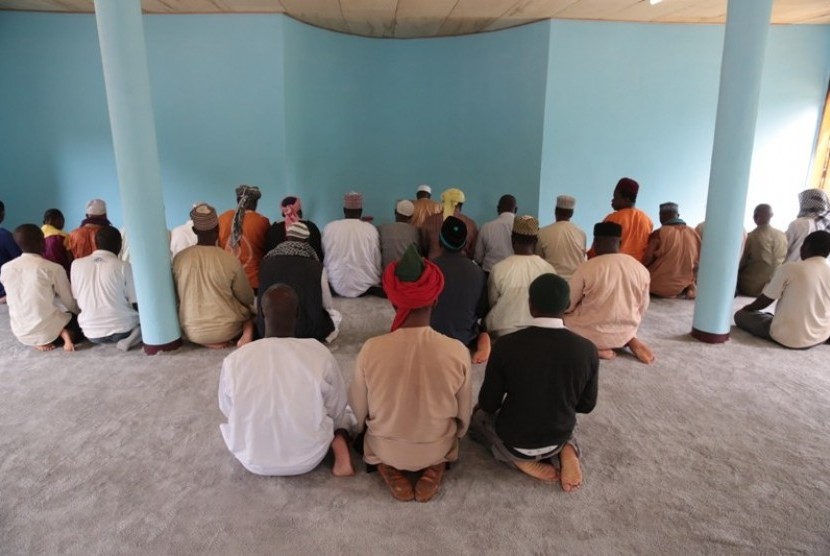 Polisi Bubarkan Sholat Jumat di Kamerun. Foto ilustrasi