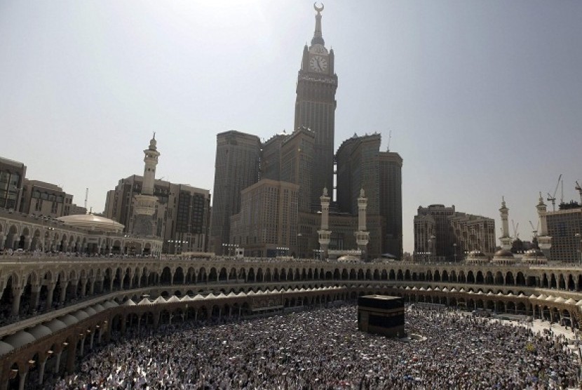 Kaaba is in the center of Open Grand Mosque in  Mecca, Arab Saudi (Illustration).