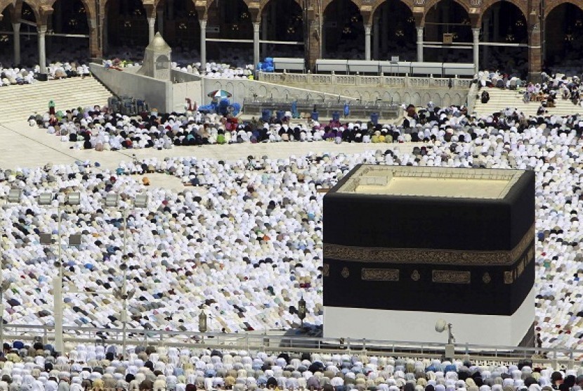 Muslim pilgrims circle the Kaaba at Friday prayers in the Grand Mosque during the annual haj pilgrimage in the holy city of Mecca October 19, 2012. The Arafat Day, when millions of Muslim pilgrims will stand in prayer on the mount of Arafat near Mecca at t