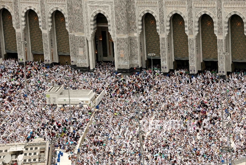 Muslim pilgrims pray during Friday prayers at the Grand mosque in Mecca September 9, 2016.