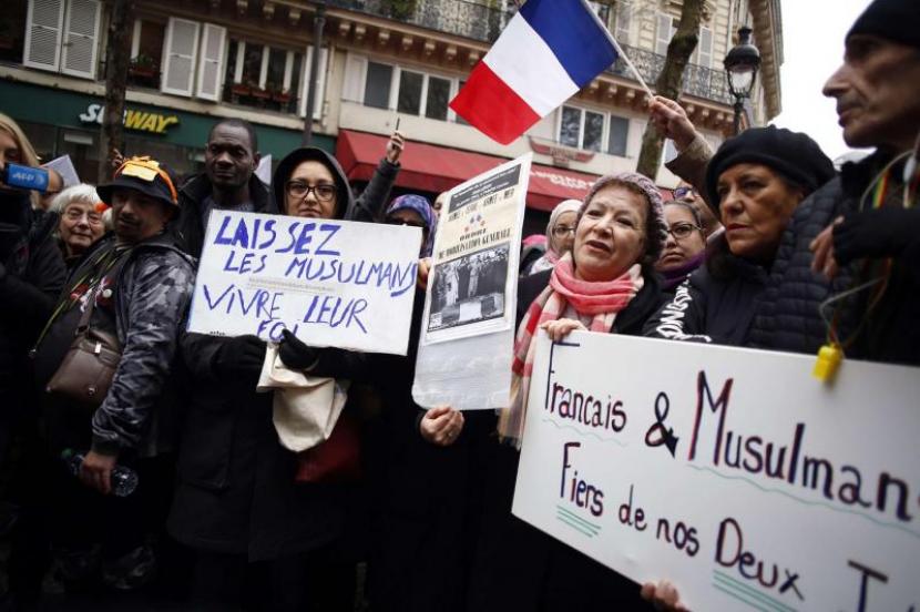 Muslim Terus Jadi Sasaran Tindakan Intoleransi di Prancis. Muslim Prancis dalam sebuah unjuk rasa