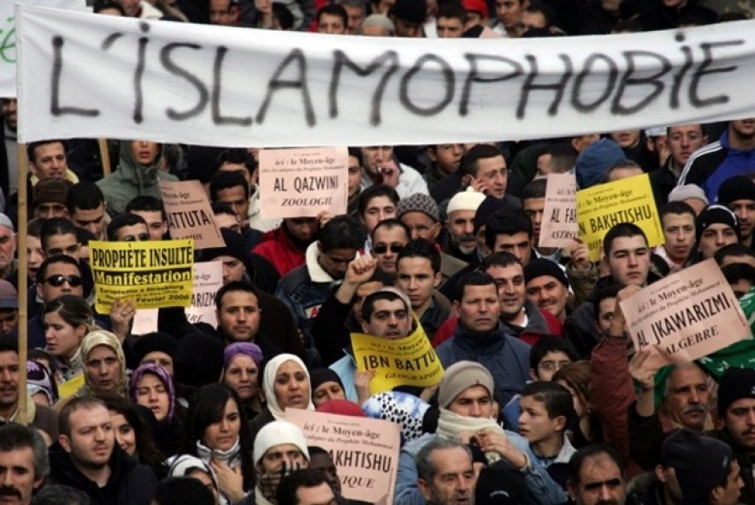 Mantan Dubes Gambarkan Situasi di Prancis. Foto: Muslim Prancis protes dengan diskriminasi dan Islamofobia