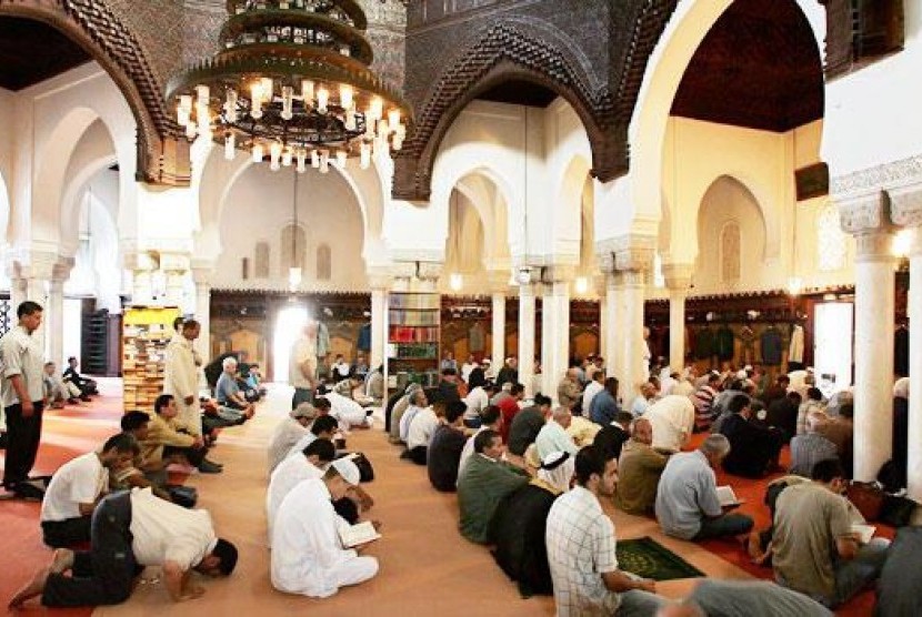 Menlu Tegaskan Prancis Hormati Islam. Foto: Muslim Prancis sedang menjalankan shalat di Masjid Agung Paris