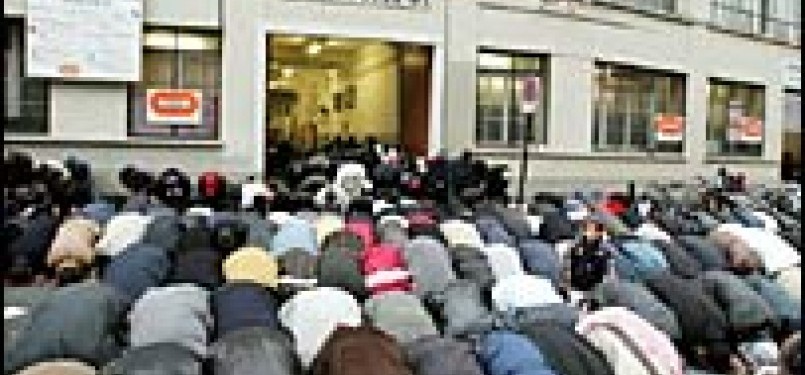 Muslim Prancis shalat Jumat di tepi jalan. Ilustrasi
