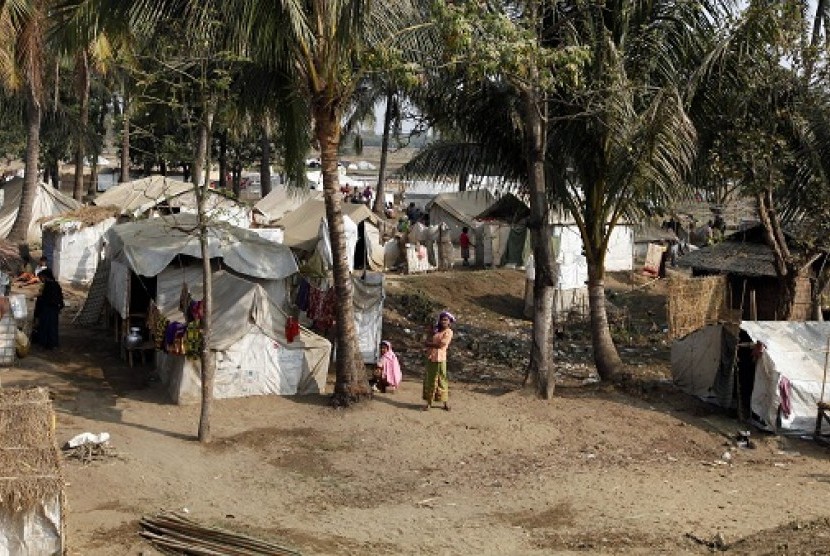 Muslim refugees stand near their tents in Awetawgyi refugee camp in Sittwe, Rakhine State, western Myanmar, on Tuesday, Jan. 8, 2013. Indonesian provides financial assistance to build three elementary schools in Rakhine. (file photo)