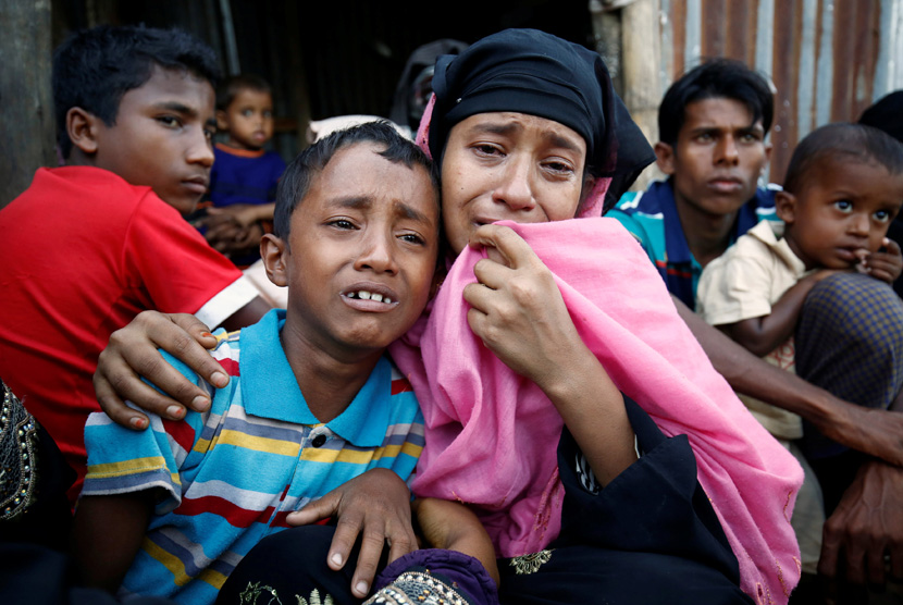  Muslim Rohingya menangis setelah ditangkap oleh Penjaga Perbatasan Bangladesh di perbatasan Cox Bazar, Bangladesh, (21/11). 