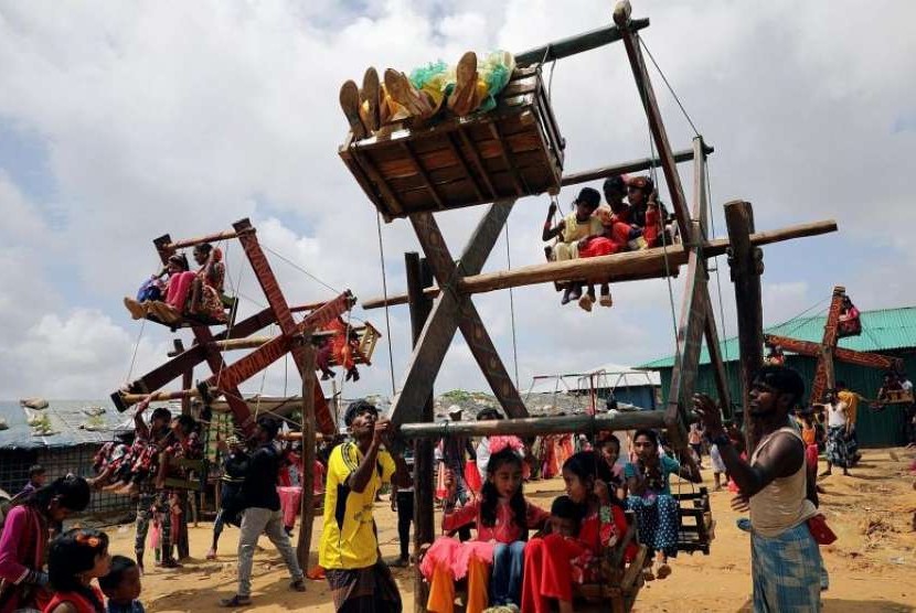 Muslim Rohingya merayakan Idul Adha di pengungsian di Kutupalong, Bangladesh, Rabu (22/8).