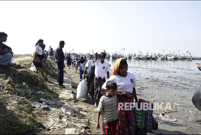 Muslim Rohingya Bantu Etnis Budha Myanmar  . Foto: Muslim Rohingya tiba di Desa Thae Chaung, Sittwe, negara bagian Rakhine, Myanmar, Rabu (21/11).