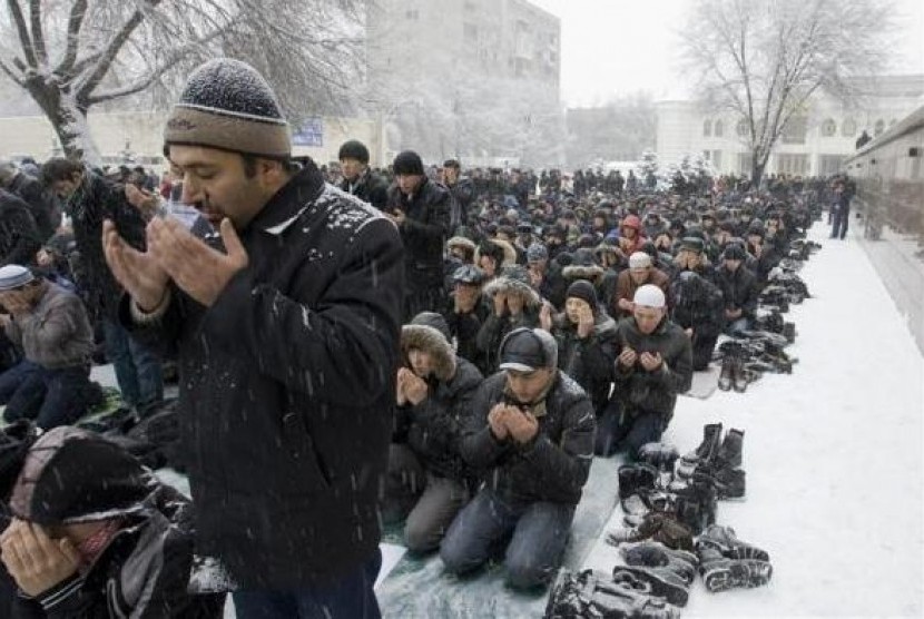 Muslim Rusia melaksanakan shalat Jumat berjamaah.