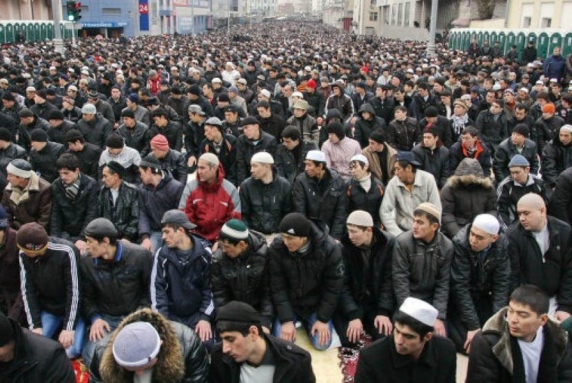 Muslim Rusia sedang menjalankan ibadah shalat Idul Fitri di lapangan