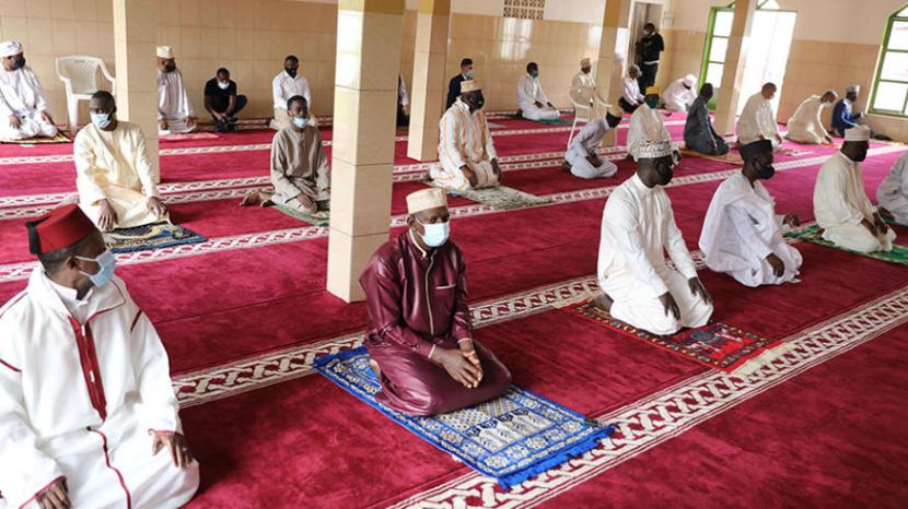Muslim Rwanda sholat berjamaah di Masjid Kacyiru saat pandemi 2019.