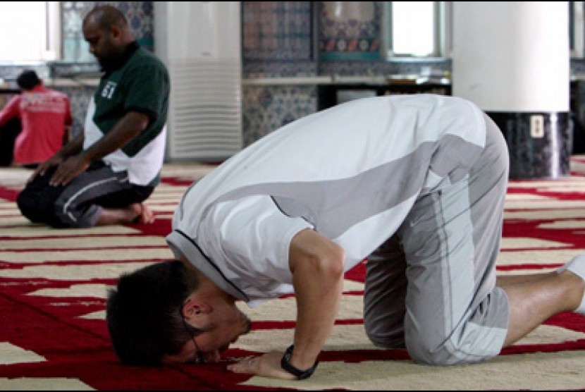 Muslim saat shalat di Masjid Sentral Seoul, di Korea Selatan.