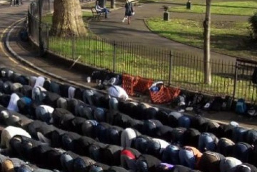 Muslim sholat di Jalan umum kota London (Ilustrasi)