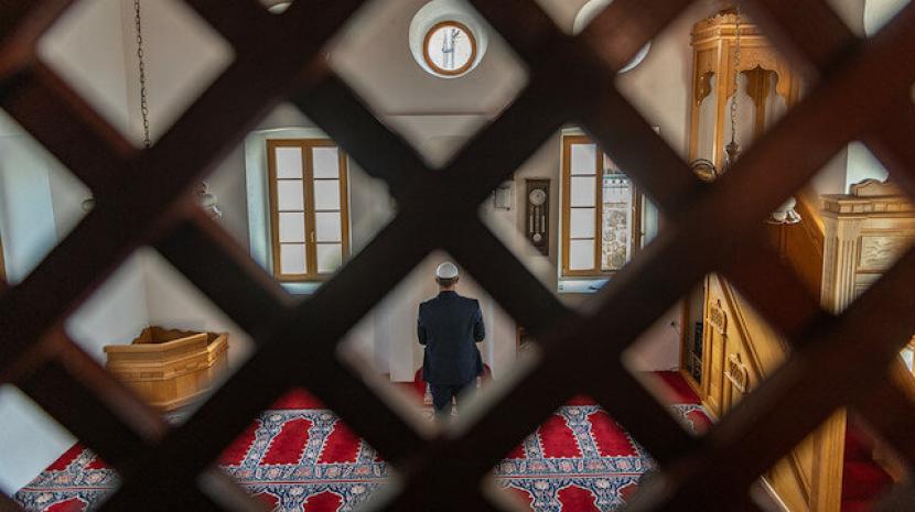 Usai Pemilu, Muslim Montenegro Disebut Terancam Genosida. Muslim sholat di masjid di Montenegro.