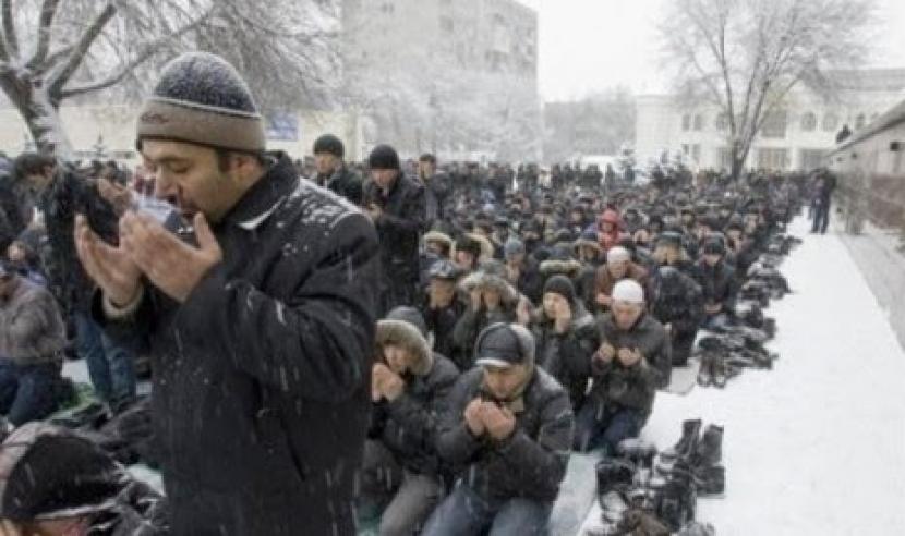 Muslim Siberia shalat Idul Fitri di tengah cuaca yang membeku.