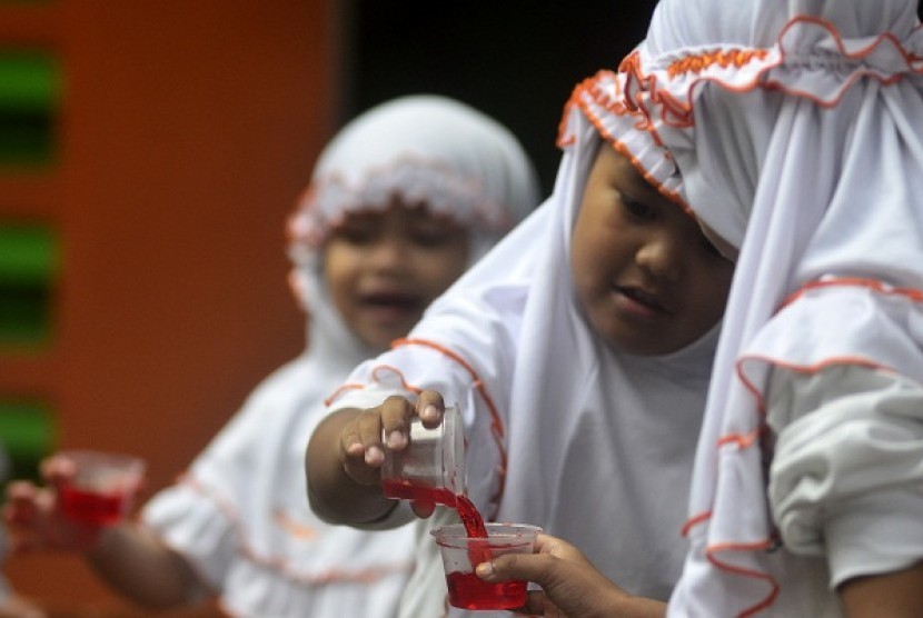 Muslim students enjoy their break time between school times. Bogor Muslim Family (KMB) and United Arab Emirates (UAE) will build educational facilities in Bogor, West Java. (illustration) 