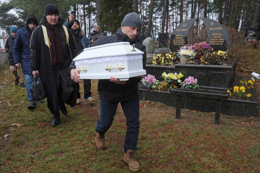 Muslim Polandia Bantu Migran yang Putus Asa di Perbatasan. Muslim Tatar di Polandia membawa jenazah bayi migran untuk dimakamkan di Bohoniki, perbatasan Polandia-Belarusia, November 2021.