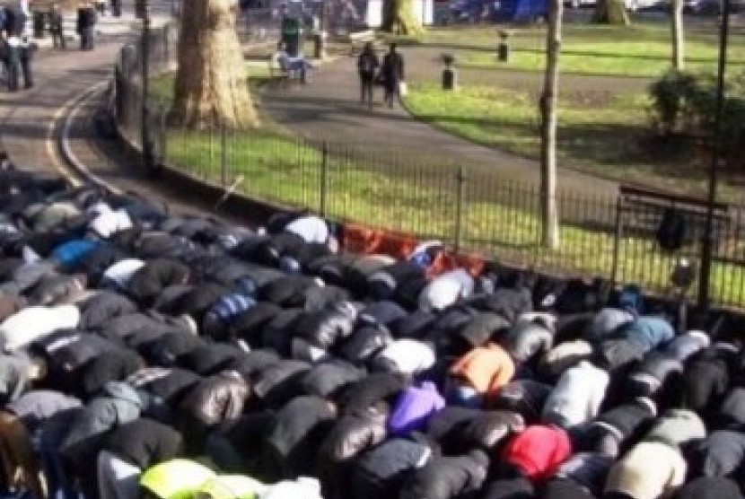Muslim tengah shalat berjamaah di ruang publik, London, Inggris. (Illustrasi)