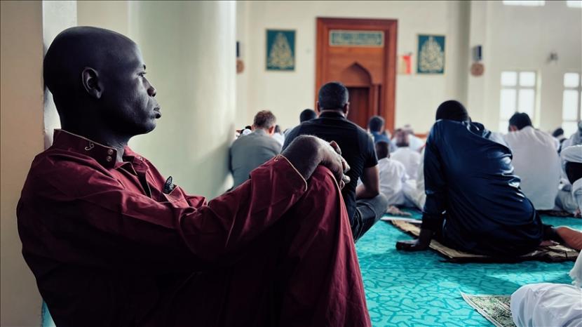 Muslim Uganda di dalam masjid. Muslim Uganda Protes Penggerebekan Masjid Hingga Penangkapan Sewenang-wenang
