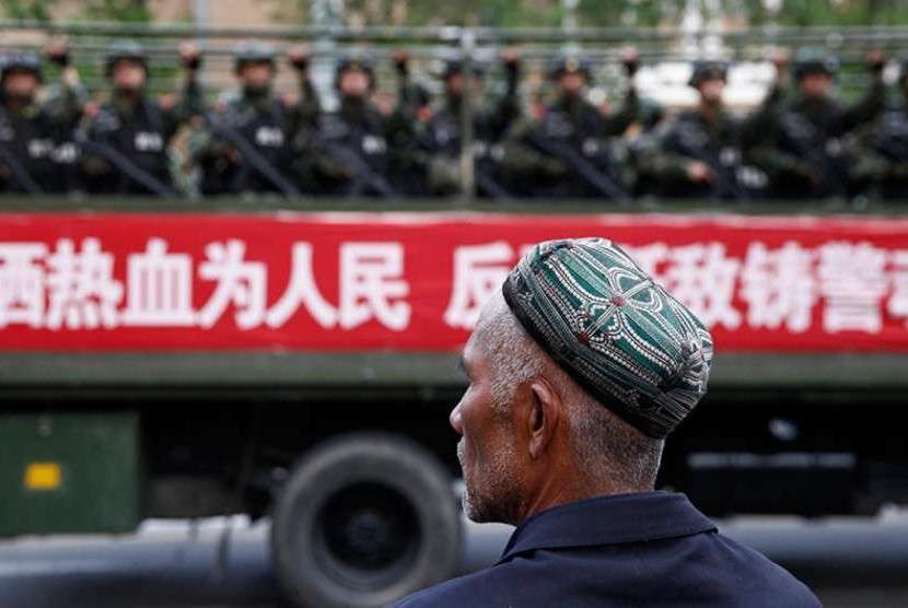 Muslim Uighur dan aparat keamanan di Cina (ilustrasi)
