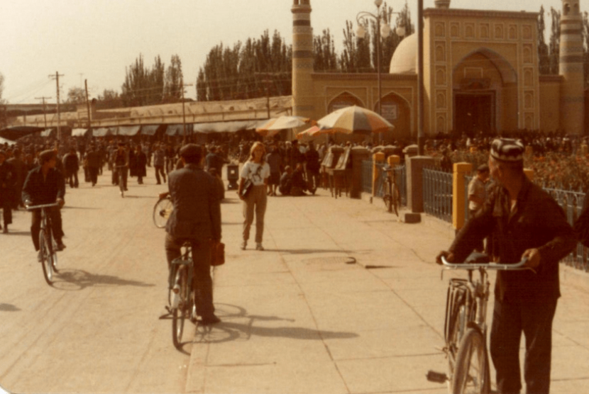 Muslim Uighur dan Masjid Id Kah, Kashgar, Xianjiang, Cina.