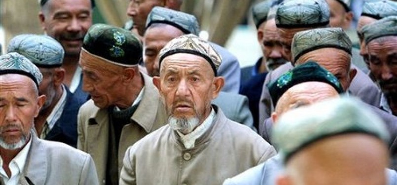 Muslim Uighur kembali dari shalat berjamaah di Masjid Id Kah, Kashgar, Xinjian. Kerusuhan beberapa tahun lalu masih menyisakan trauma bagi umat Muslim etnis ini. 