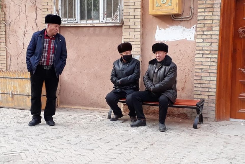 Muslim Uighur sedang bercengkerama. China menentang rancangan undang-undang AS yang baru diloloskan terkait Uighur. Ilustrasi.